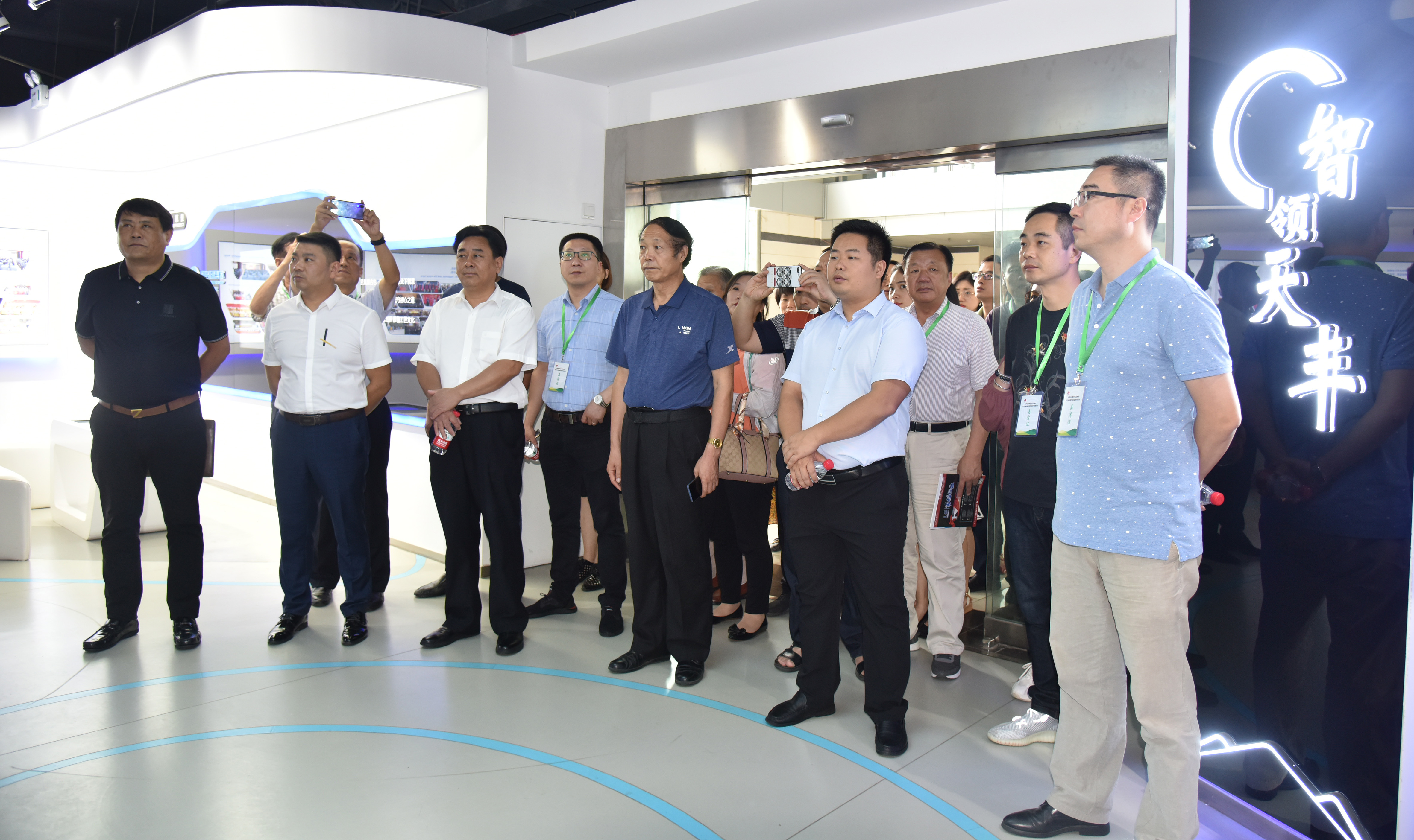 百人考察团莅临华体会网页版登录入口，高度关注集术智能装配体系