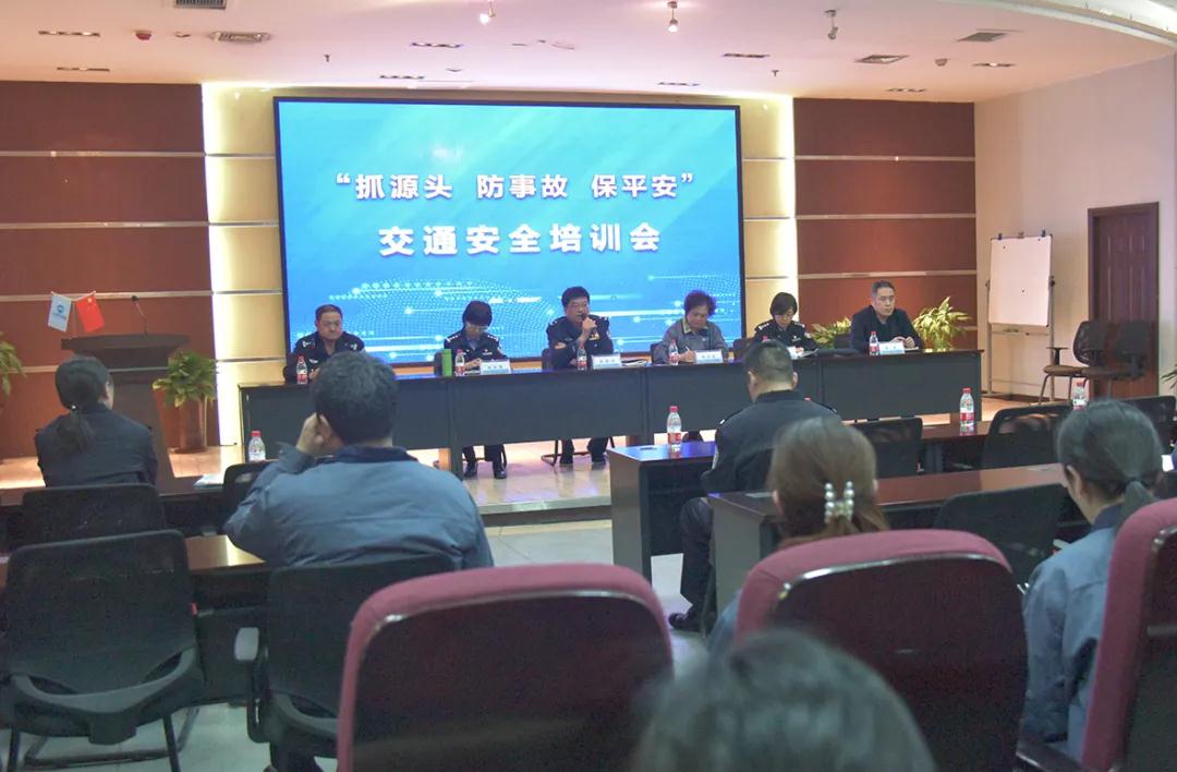 新乡市交警支队“送法进企业”走进华体会网页版登录入口 新乡市交警支队“送法进企业”走进华体会网页版登录入口